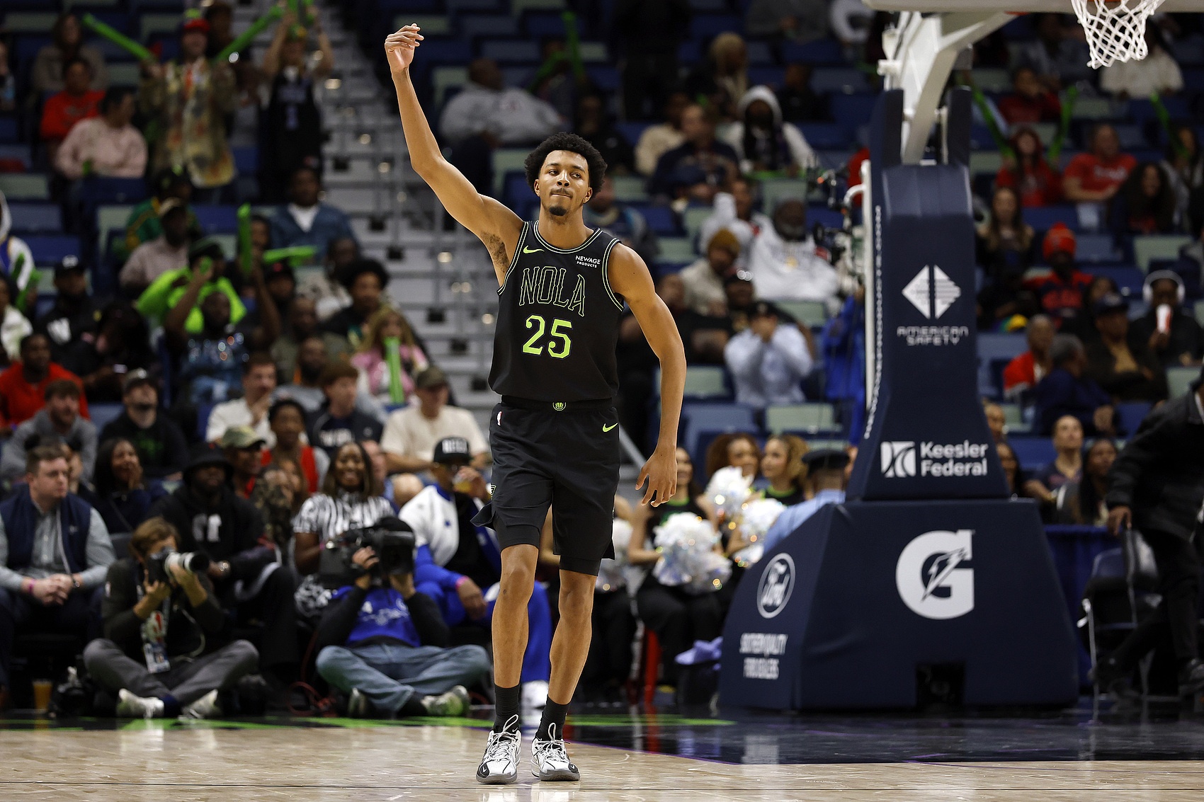 麻将胡了试玩-仙人指路!奎因弧顶送抛传 墨菲腾空暴起双手空接扣篮