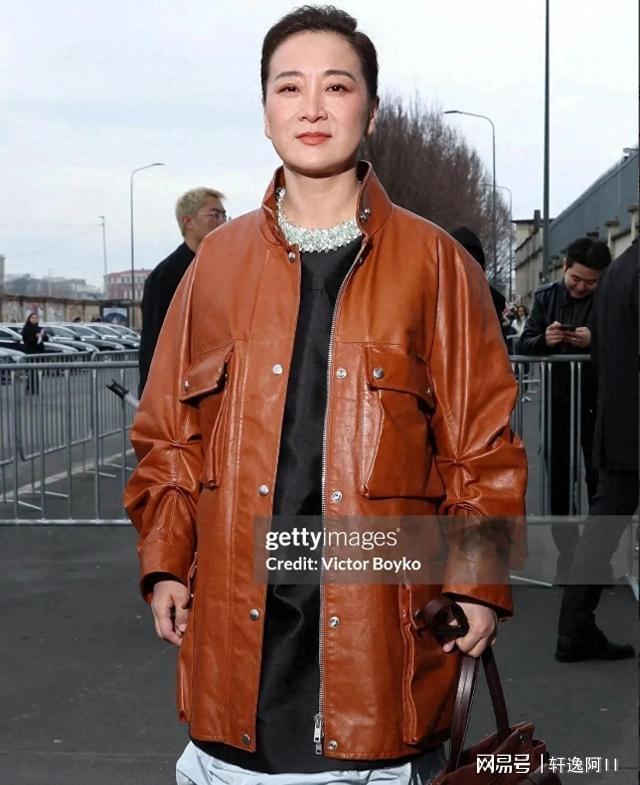 贾玲巴黎周“一脸男相”!不爱笑也没梨涡眼神犀利,梳大背头好酷